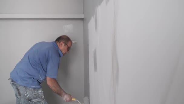 Vrai Peintre Maison Retraite Peignant Mur Gris Avec Rouleau Peinture — Video