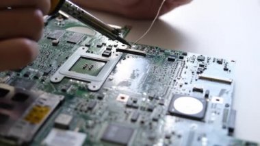 Lehim demirimin ucu çalışmıyor. Yazılı devre kartı konsepti onarılıyor.