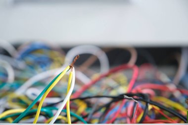 Çekmecede düzensiz renkli kablolar var. Karışık kablolar.