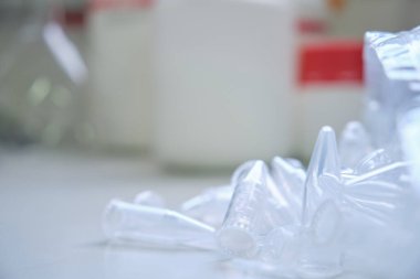 Laboratuvar eppendorf tüpleri masanın üzerinde. Laboratuvar malzemeleri..