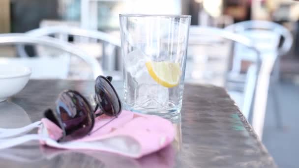 Soda Vatten Häller Ett Glas Med Och Citron Solglasögon Och — Stockvideo