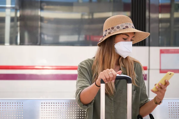 Mujer Joven Con Máscara Facial Sombrero Explorador Usando Teléfono Inteligente — Foto de Stock