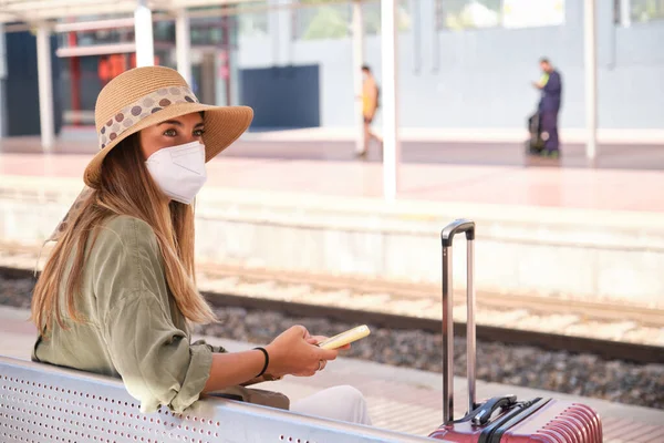 Mujer Joven Con Máscara Facial Usando Teléfono Inteligente Mientras Espera — Foto de Stock