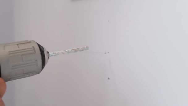 壁に穴を開ける電気ドリルの閉まり Diyのコンセプト — ストック動画