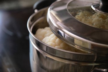 Buharda pişirilmiş karnabahar. Sağlıklı beslenme ve sebze kavramları.