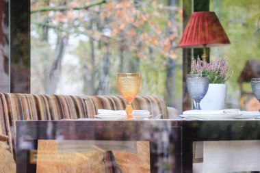 Eski bir restoranda masa.