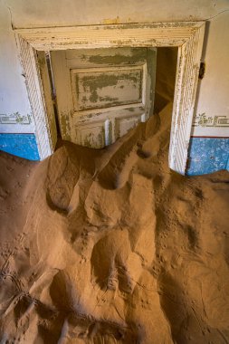 Kolmanskop, Afrika, Namibya 'da Luderitz yakınlarında terk edilmiş bir bina..