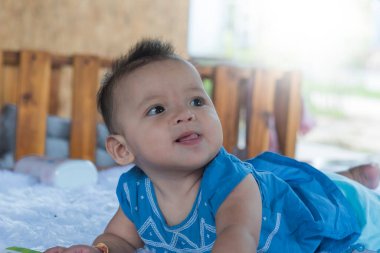 Bebek odasında göbek üstü yatarken sevimli görünüyor..