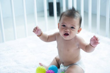 Evdeki halıda oturan sevimli küçük çocuklar oyun oynuyor..