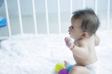 Evdeki halıda oturan sevimli küçük çocuklar oyun oynuyor..