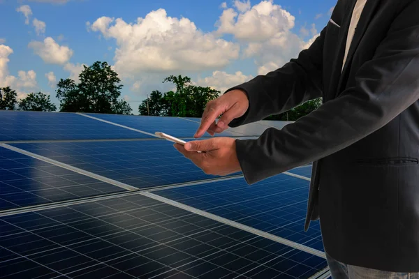 Корпоративный Менеджер Представляет Продавать Электричество Крыши Солнечной Системы Обратно Сеть — стоковое фото