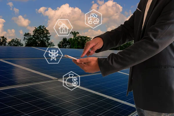 Şirket yöneticisi, çatıdan güneş enerjisinin şebekeye nasıl satılacağı konusunda sunum yapıyor. Enerji üreticisi-tüketicisi, enerji üreticisi, sanal enerji santrali için sanayi ve teknoloji kavramı.