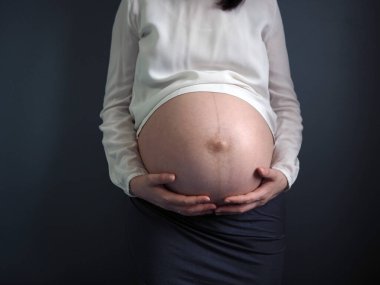 Evde hamile bir kadın var.