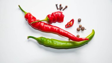 Beyaz arka planda sıcak kırmızı biber