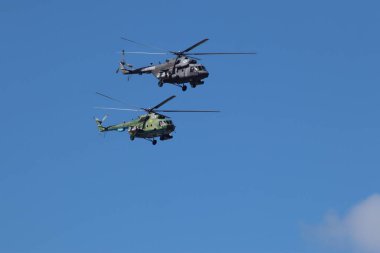 Gökyüzünde askeri helikopterler