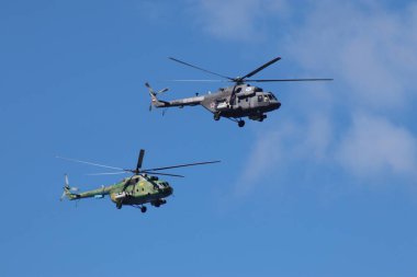 Gökyüzünde askeri helikopterler