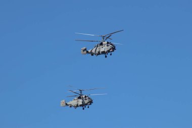 Gökyüzünde askeri helikopterler