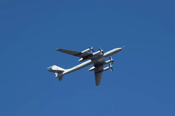 Военный Самолет Небе — стоковое фото