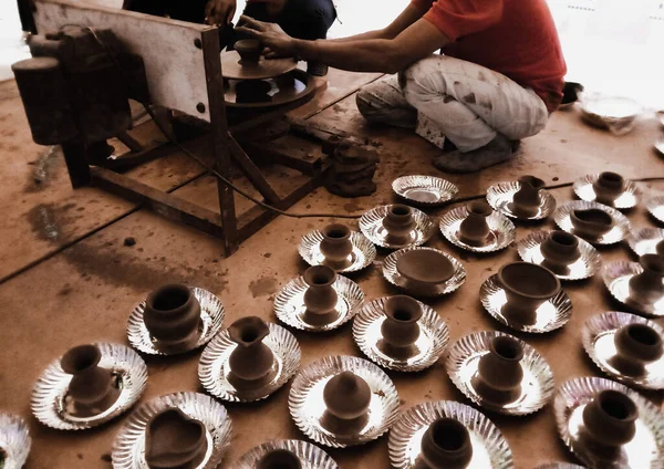 印度制造泥壶和泥壶制造机 — 图库照片