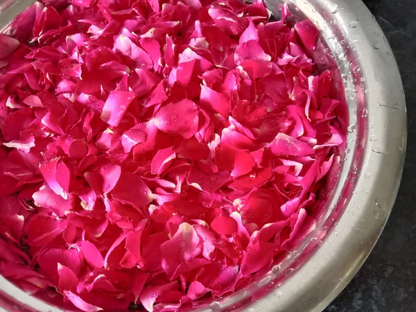 Терапия Натуральными Свежими Розовыми Цветами — стоковое фото