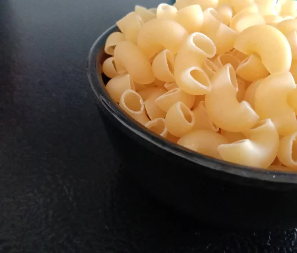 Elleboog Pasta Macaroni Zwarte Achtergrond — Stockfoto