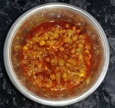 Hintli piliç bezelye sosu ya da chana masala