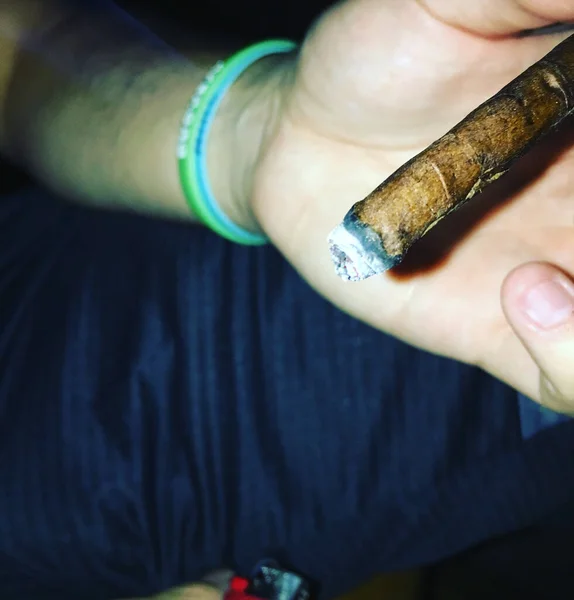 Vit Man Som Håller Brinnande Cannabis Cigar — Stockfoto