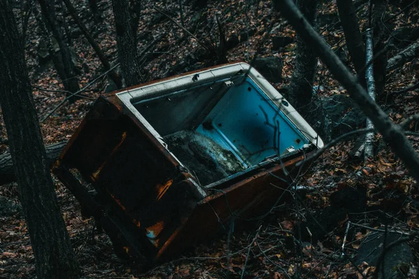 Ένα Σκουριασμένο Vintage Ψυγείο Χωρίς Πόρτα Ξεχασμένο Στο Δάσος — Φωτογραφία Αρχείου