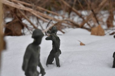 Oyuncak Asker Hedefini Alıyor ve Knee-Deep Snow 'da Savaşmaya Hazır