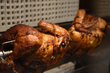 Taze pişmiş tavuk hala Rotisserie 'de dönüyor.