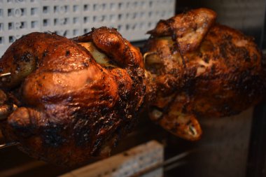 Taze pişmiş tavuk hala Rotisserie 'de dönüyor.