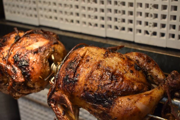 Taze pişmiş tavuk hala Rotisserie 'de dönüyor.