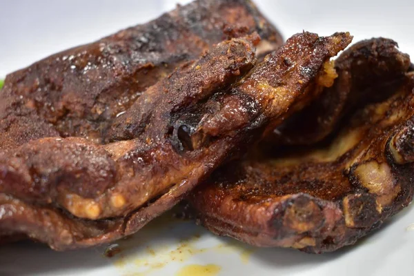 Bastidor Bien Hecho Costillas Chapadas Sobre Fondo Blanco — Foto de Stock