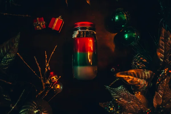 Красно Зеленая Белая Рождественская Свеча Окружении Различных Праздничных Реквизитов — стоковое фото