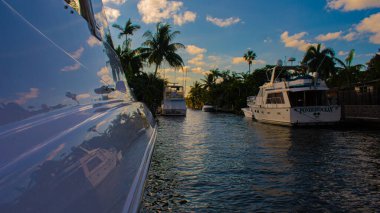 Florida 'da Kanal Manzarasında Bir Tekneden Bakmak