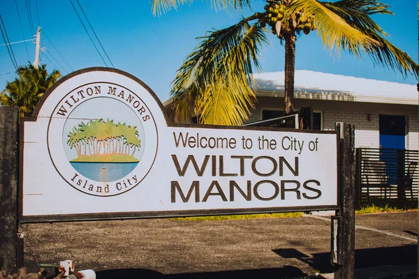 Señal Que Dice Bienvenido Ciudad Wilton Manors Con Palmeras Una — Foto de Stock