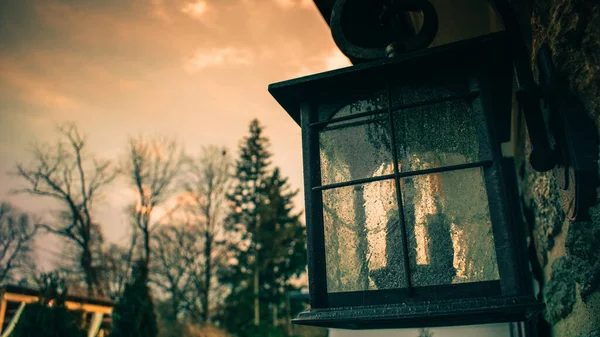 Una Lámpara Vidrio Anticuada Colgando Del Lado Una Casa — Foto de Stock