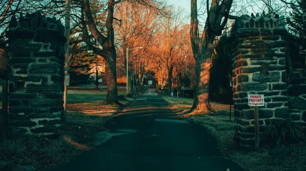 Camino Entrada Negro Gran Campo Otoño Con Pilares Adoquines Cada — Foto de Stock