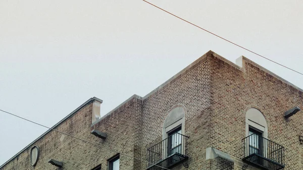 Top Old Fashioned Brick Apartment Building Gray Overcast Sky — Stock Photo, Image