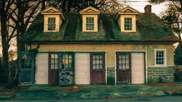 Antiguo Garaje Tres Puertas Con Una Fachada Blanca Ventanas Cada — Foto de Stock