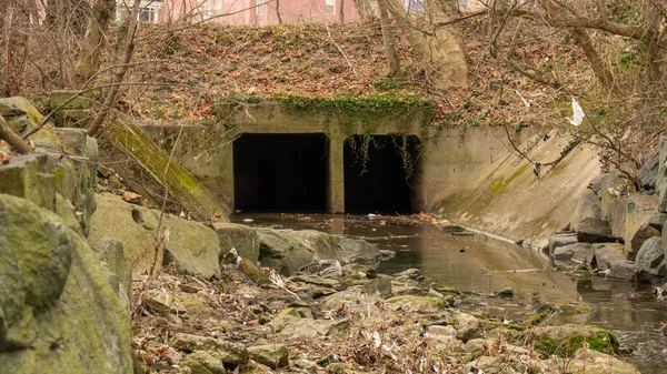 Ένα Σκοτεινό Και Τρομακτικό Tunnel Ένα Shallow Creek Ένα Φθινόπωρο — Φωτογραφία Αρχείου