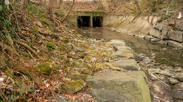 Ένα Σκοτεινό Και Τρομακτικό Tunnel Ένα Shallow Creek Ένα Φθινόπωρο — Φωτογραφία Αρχείου