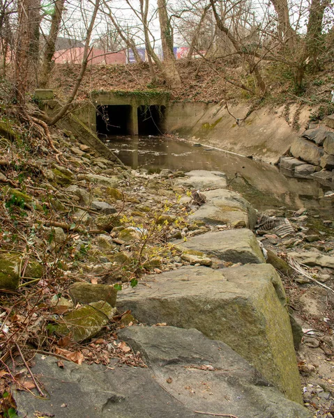 Ένα Σκοτεινό Και Τρομακτικό Tunnel Ένα Shallow Creek Ένα Φθινόπωρο — Φωτογραφία Αρχείου