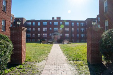 Güneşli bir günde tuğla apartmanın avlusu.