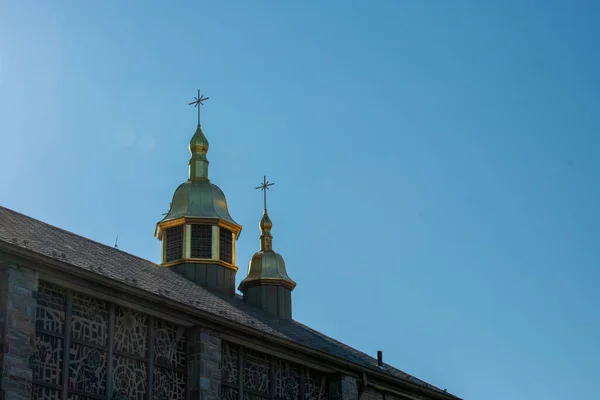 Uma Torre Igreja Detalhada Céu Azul Claro — Fotografia de Stock