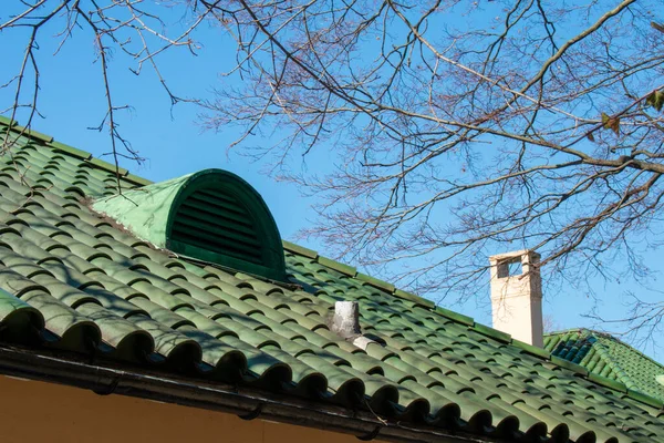 Μια Πράσινη Στέγη Πλακιδίων Ένα Σαφές Μπλε Ουρανό Μια Εσοχή — Φωτογραφία Αρχείου