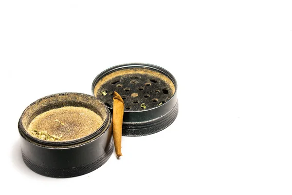 Macinino Nero Cannabis Con Coperchio Appoggiato Sul Lato Con Fine — Foto Stock