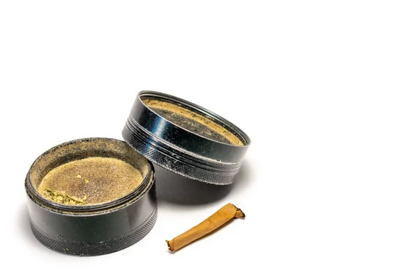 喫煙大麻シガーの終わりに横に傾いた蓋付きの黒い大麻グラインダー — ストック写真