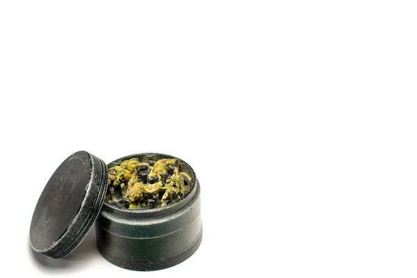 Macinino Nero Pieno Cannabis Con Coperchio Appoggiato Sul Fianco — Foto Stock