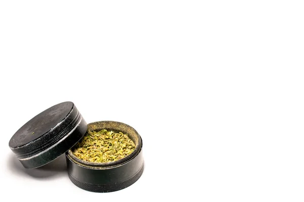 Una Amoladora Negra Llena Cannabis Verde Naranja Con Tapa Apoyada — Foto de Stock